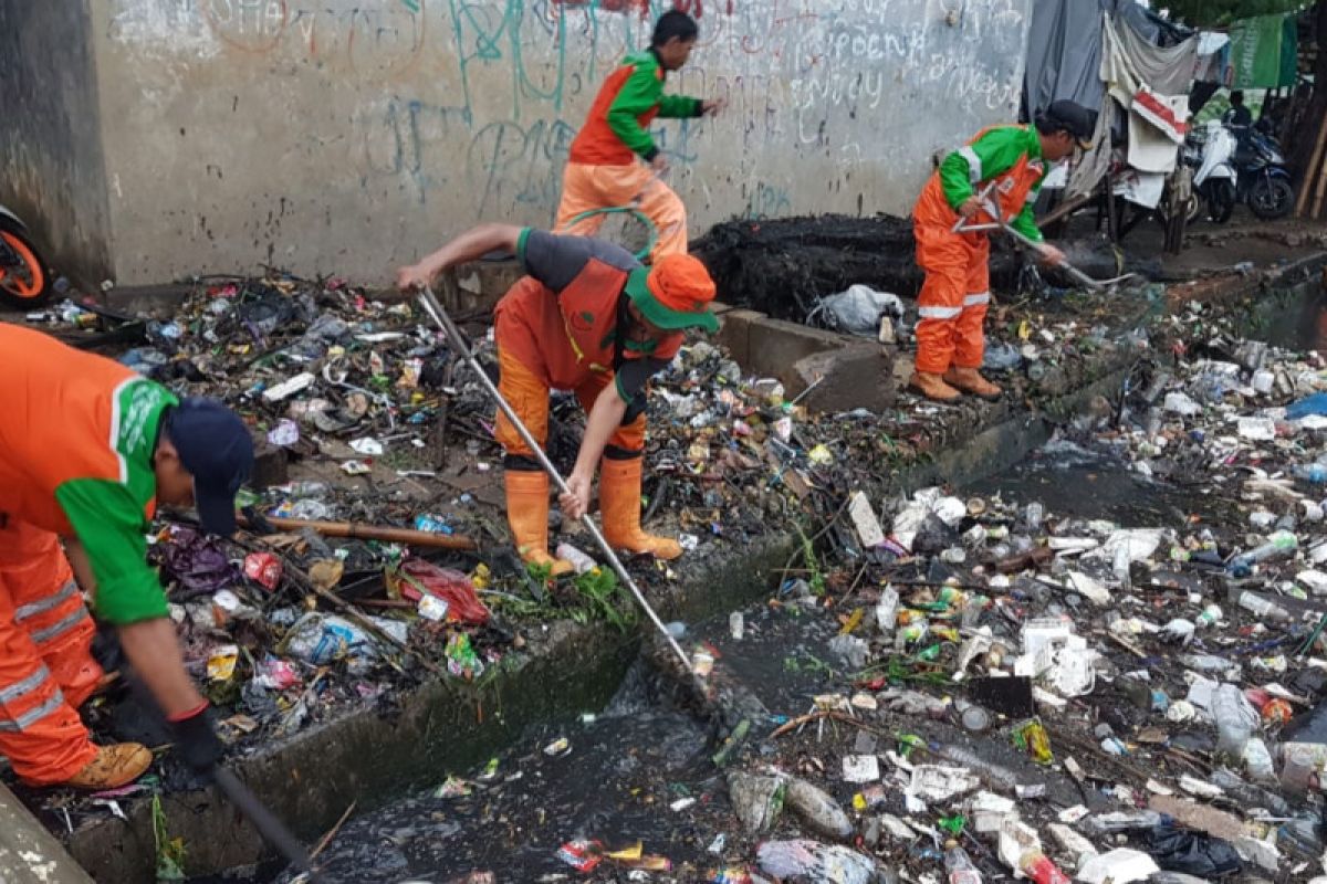 Hujan deras di Jakbar timbulkan sampah di sejumlah aliran BKB