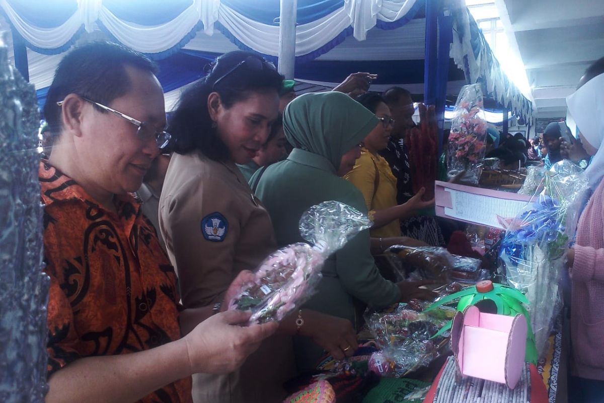 Siswa SMA Mandala Jayapura pasarkan produk keterampilan