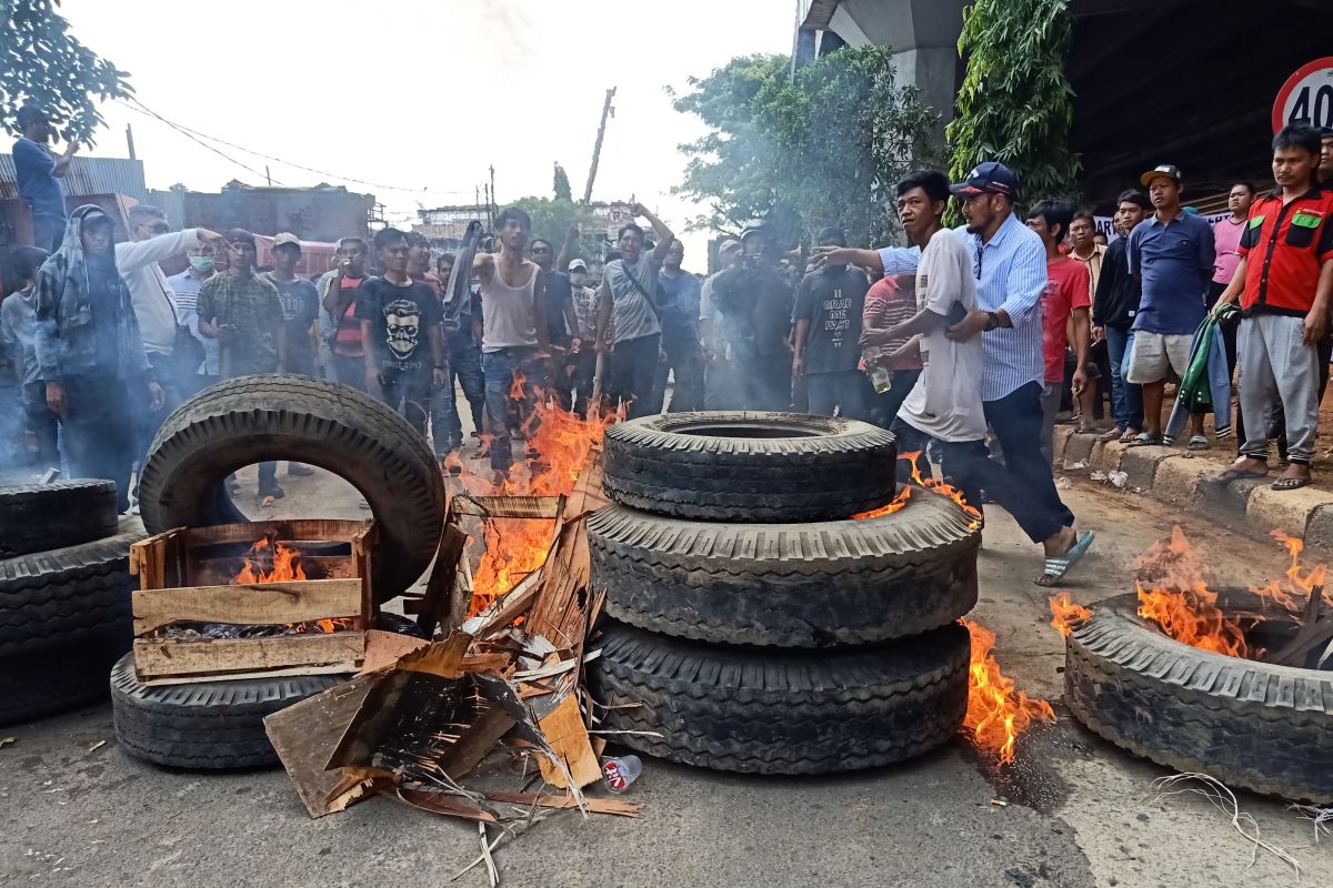 Warga Cipinang blokade jalur lambat DI Panjaitan tolak gusuran lahan