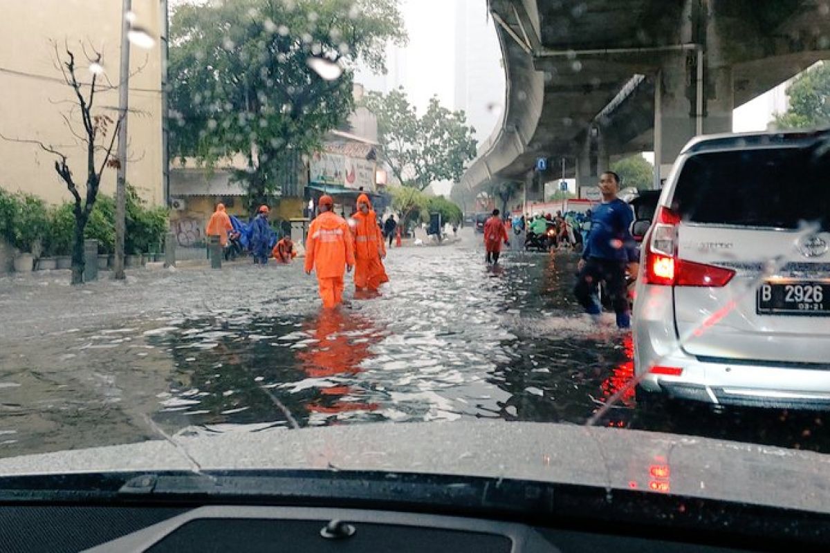 Hujan sebabkan genangan di sejumlah ruas jalan di Jakarta Selatan