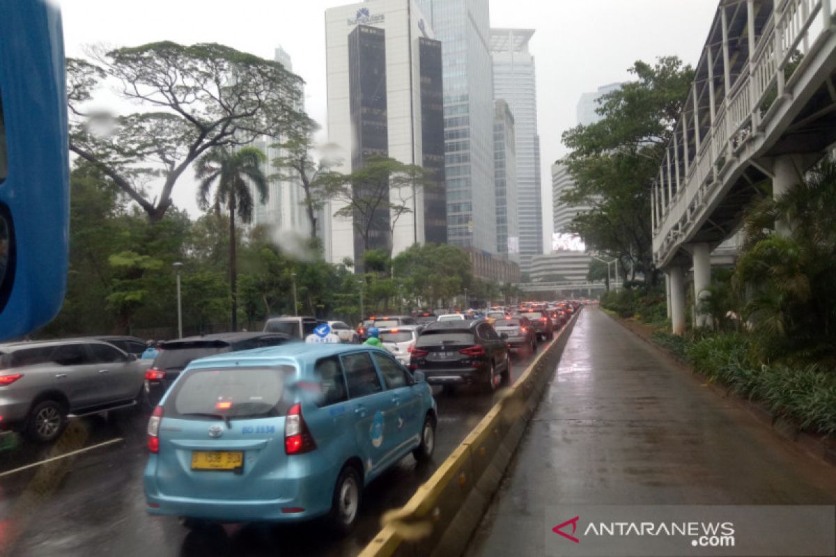 Hujan sebabkan kemacetan sepanjang Jalan MH Thamrin menuju Sudirman