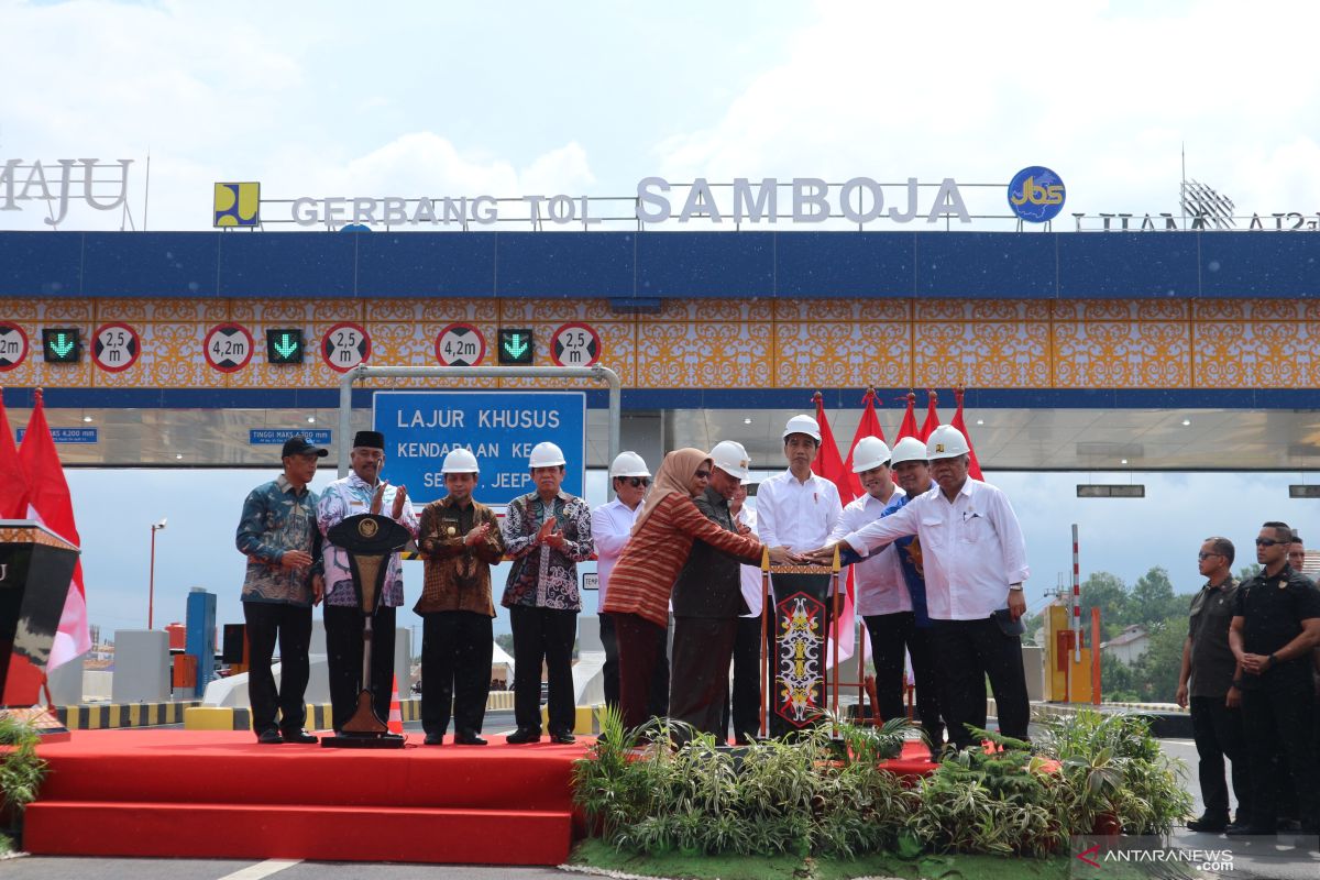 Presiden Jokowi meresmikan jalan tol pertama di Kalimantan