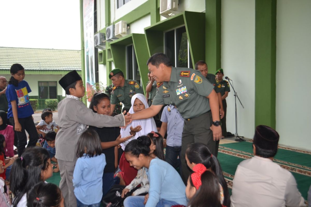 Hari Juang TNI AD, Korem 042/Gapu syukuran bersama ratusan anak yatim