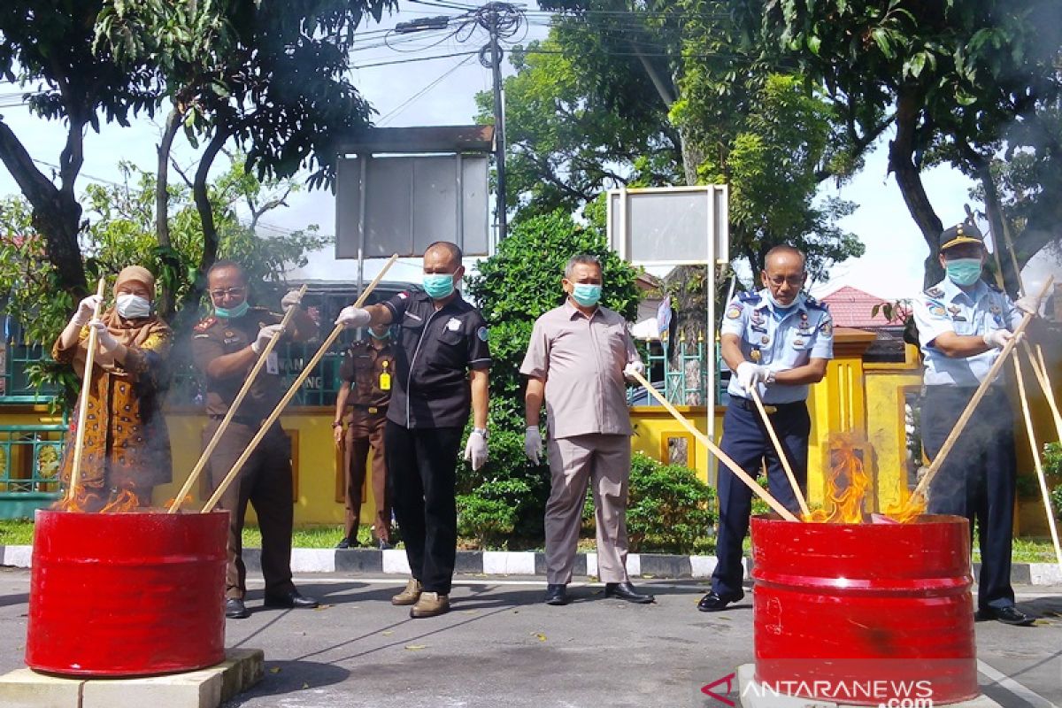 Kejari Padang musnahkan ribuan botol miras ilegal