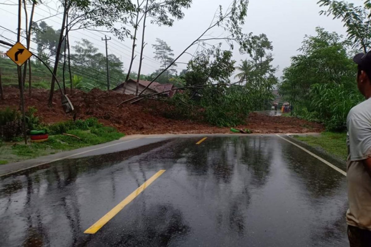 Jalur utama Banjarnegara-Wonosobo tertimbun tanah longsor