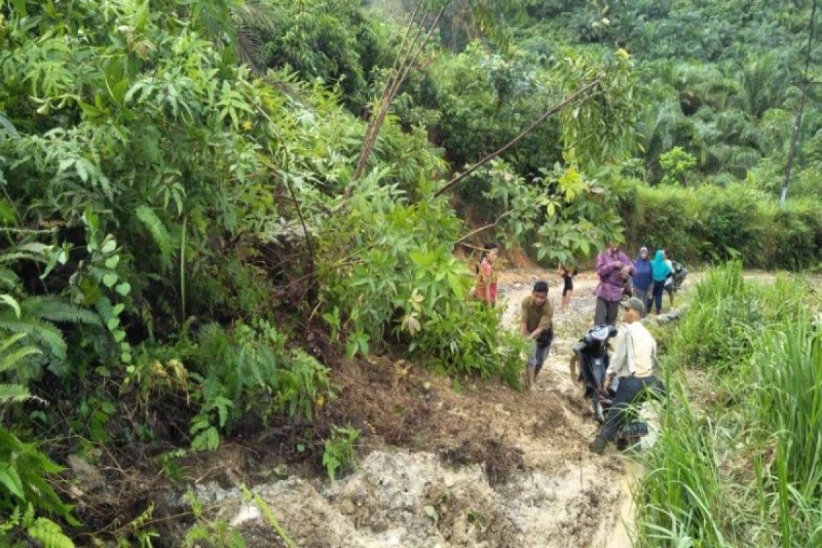 Longsor terjadi di tiga titik di Kutambaru Langkat