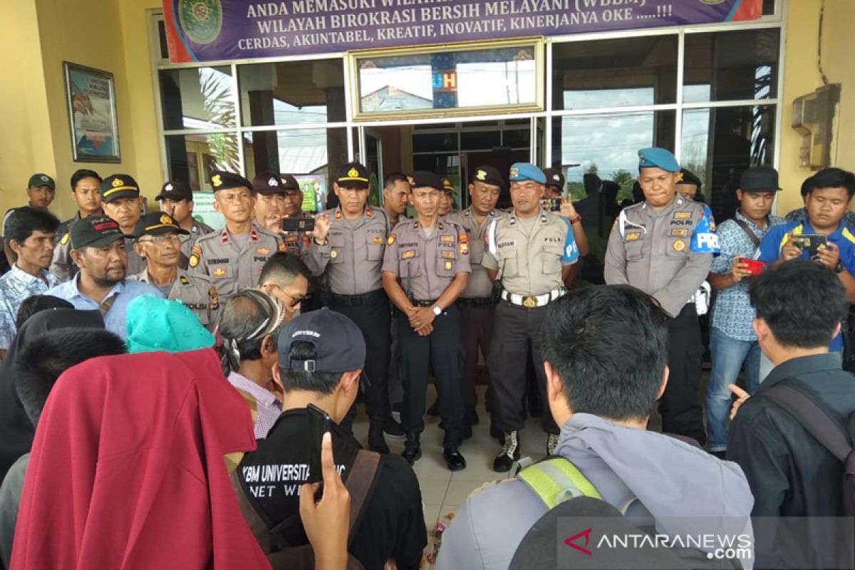 Mahasiswa dan seniman Bengkulu tolak keputusan hakim pada sidang PLTU