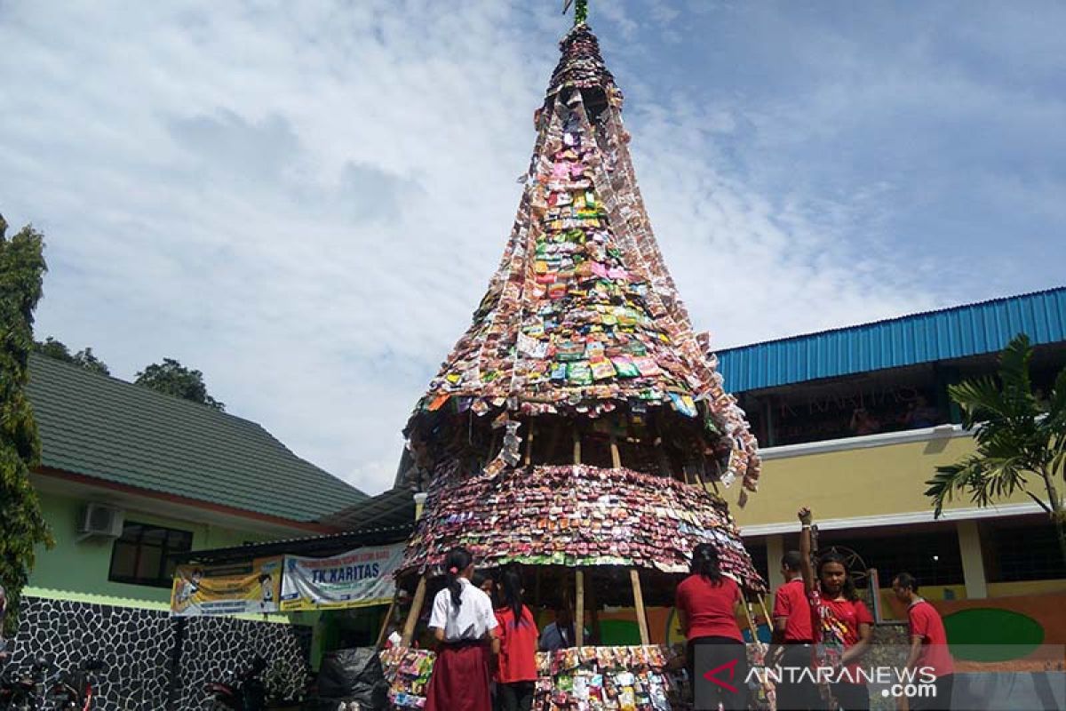 Siswa SD Karitas Purwokerto sulap limbah kayu jadi pohon Natal