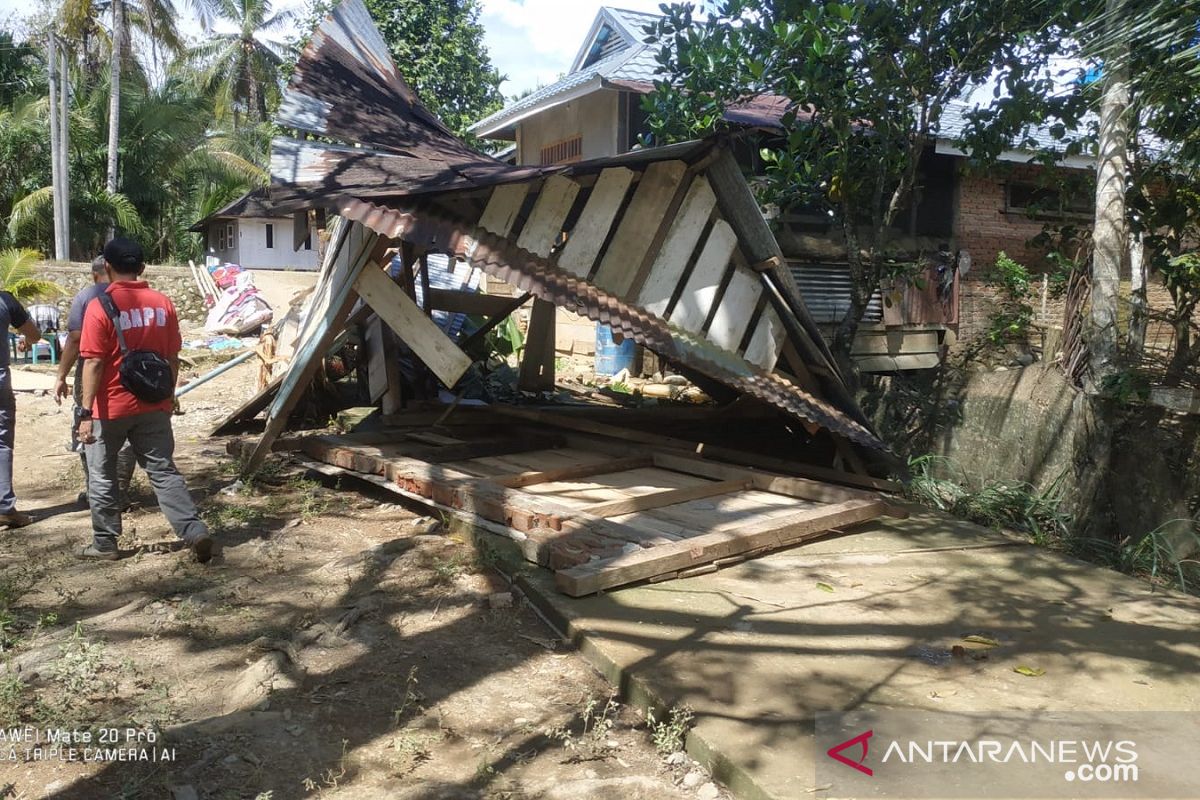 Pemkab Mukomuko salurkan bantuan untuk korban banjir