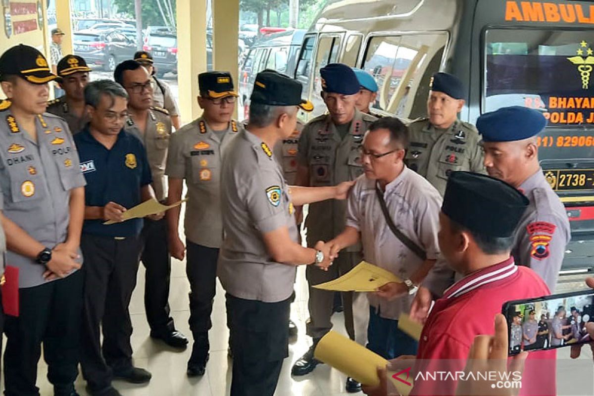 Delapan polisi tersambar petir, tiga meninggal