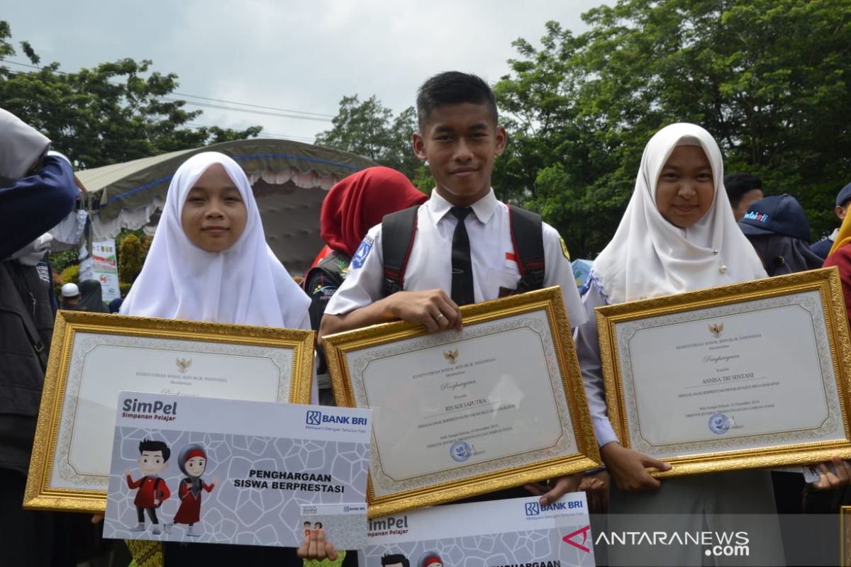 Mensos dukung anak-anak keluarga penerima PKH untuk cetak prestasi