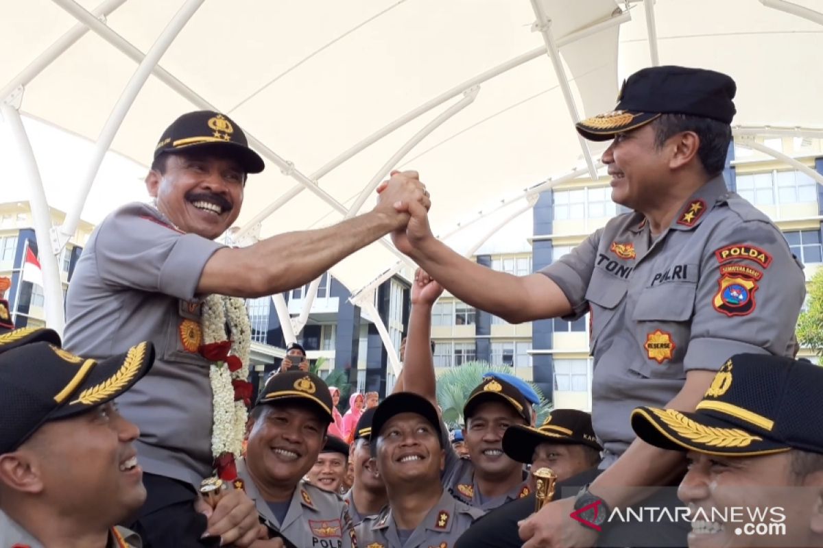 Irjen Pol Fakhrizal dilepas ribuan personel Polda Sumbar dan masyarakat dengan rasa haru