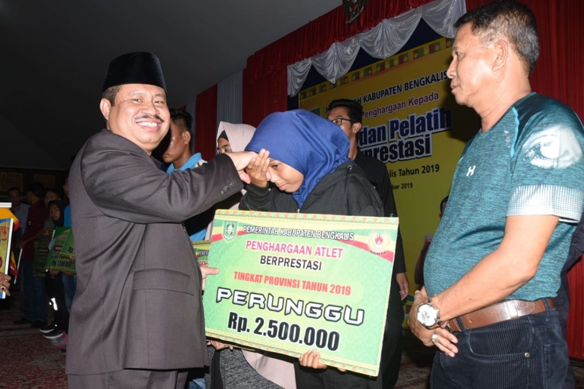 Serahkan bonus untuk atlet,  ini pesan Bupati Bengkalis