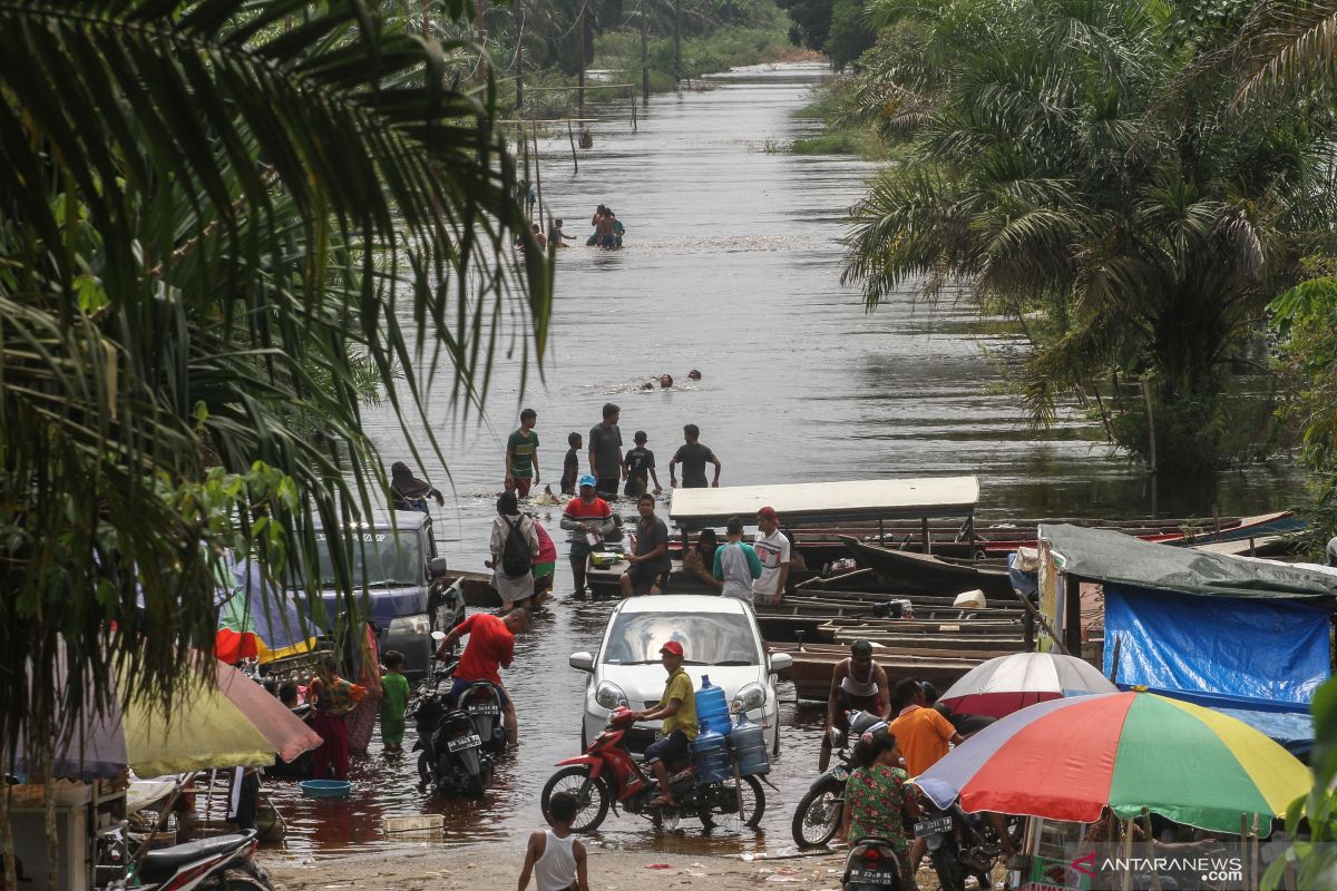 Banjir lumpuhkan arus lalu lintas Medan-Padang