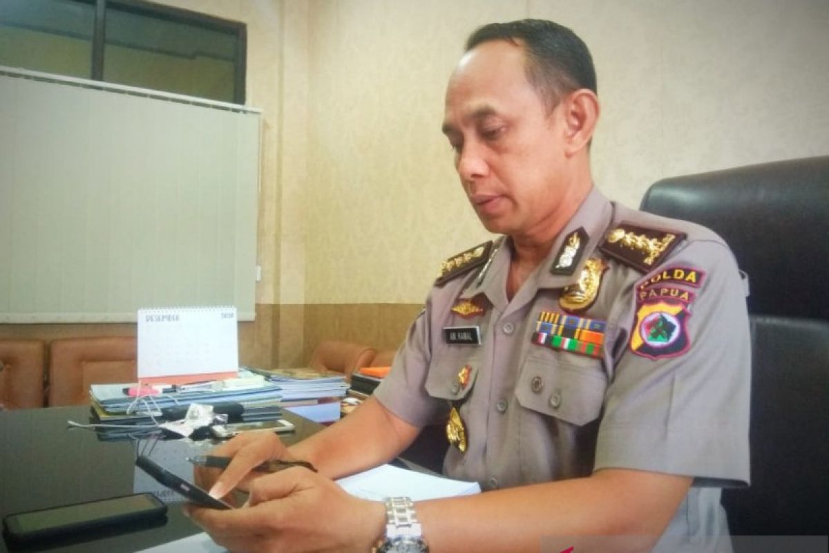 Flash - Seorang anggota Brimob Polda Riau tewas dikeroyok warga di Dekai Papua