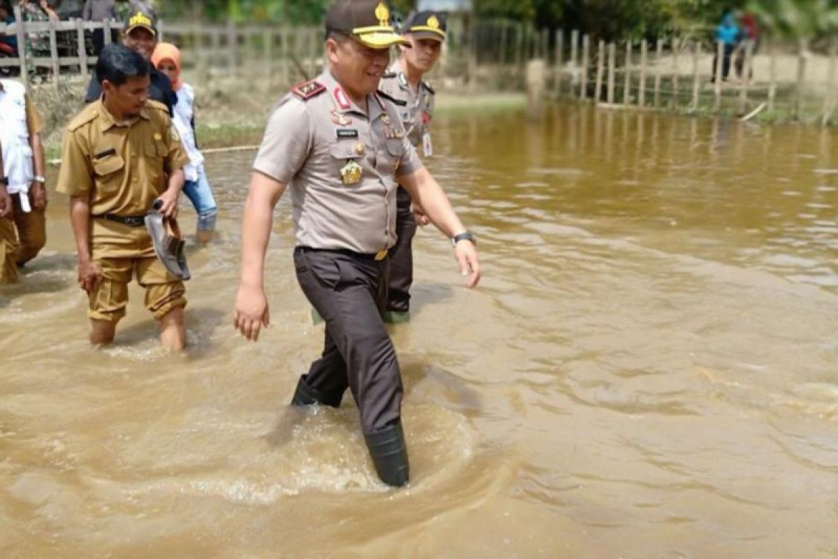 Kapolda Riau blusukan di lokasi banjir Kabupaten Kuansing
