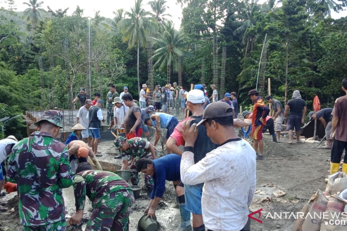 Anggota TNI di kepulauan Sangihe membantu pembangunan balai kampung