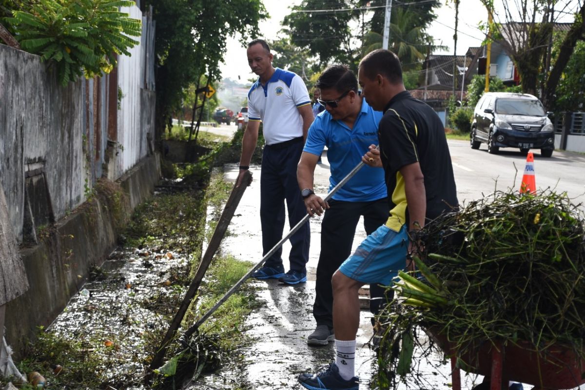 Prajurit TNI AL kerja bakti bersihkan Kota Sorong
