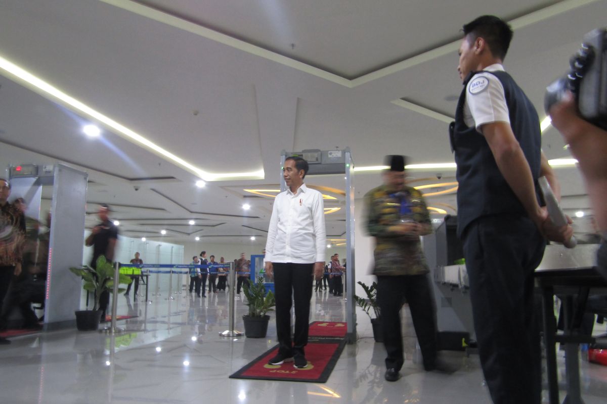 Ketika Presiden Jokowi "diperiksa" petugas Bandara Syamsudin Noor Banjarmasin