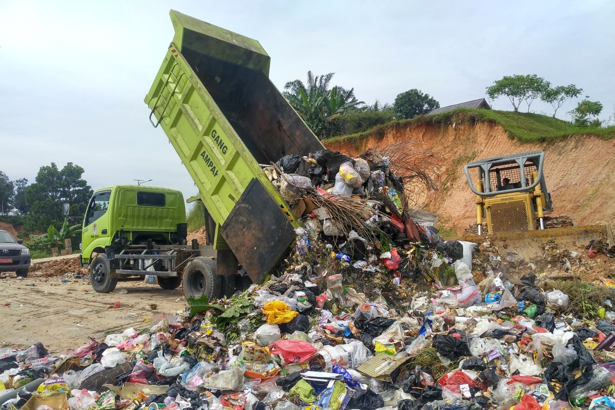 Jakarta Barat keruk 65,66 ton sampah dari kali setelah hujan lebat