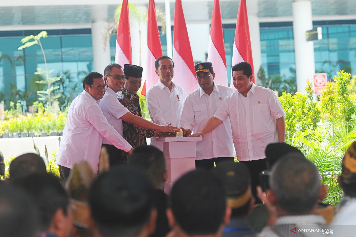 Resmikan bandara, Presiden Jokowi dan Gubernur Kalsel berbalas pantun