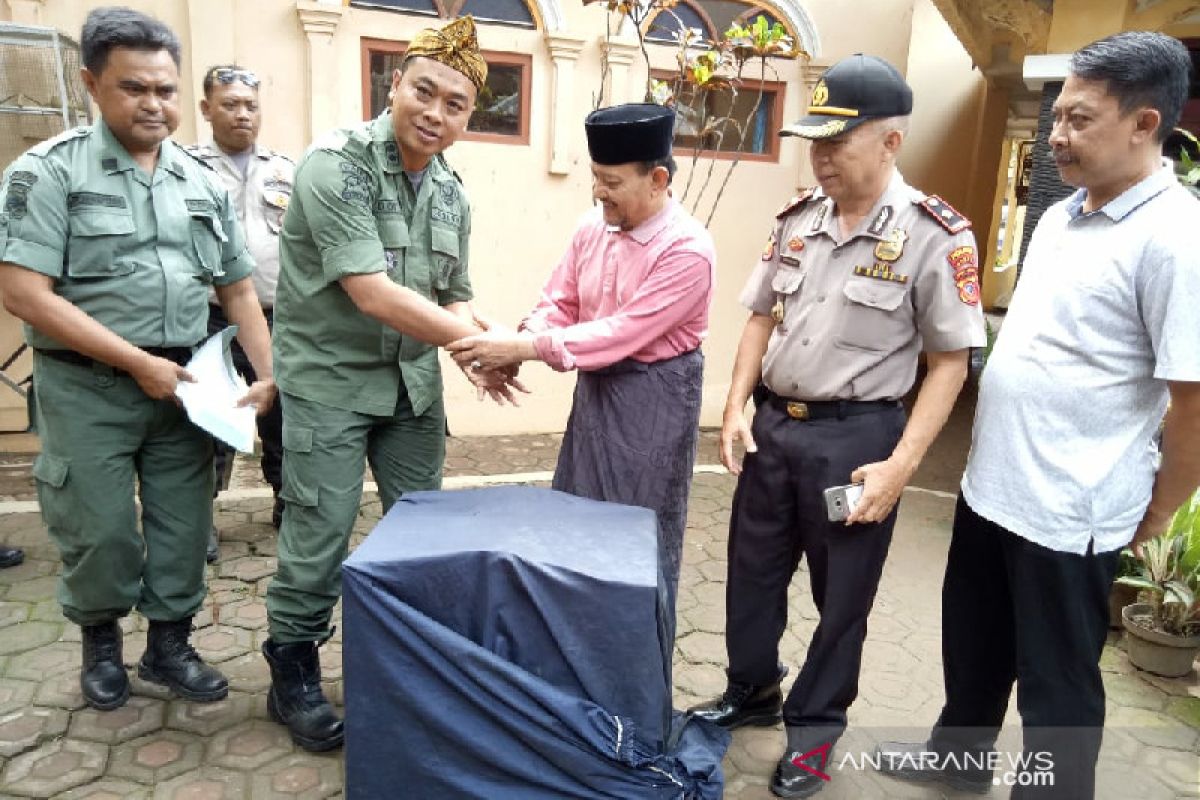 Cendrawasih peliharaan pesantren diserahkan ke BKSDA Garut