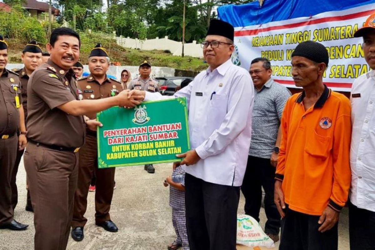 Peduli banjir Solok Selatan, Kajati Sumbar Serahkan bantuan di Kampung Tarandam dan Lubuk Ulang Aling