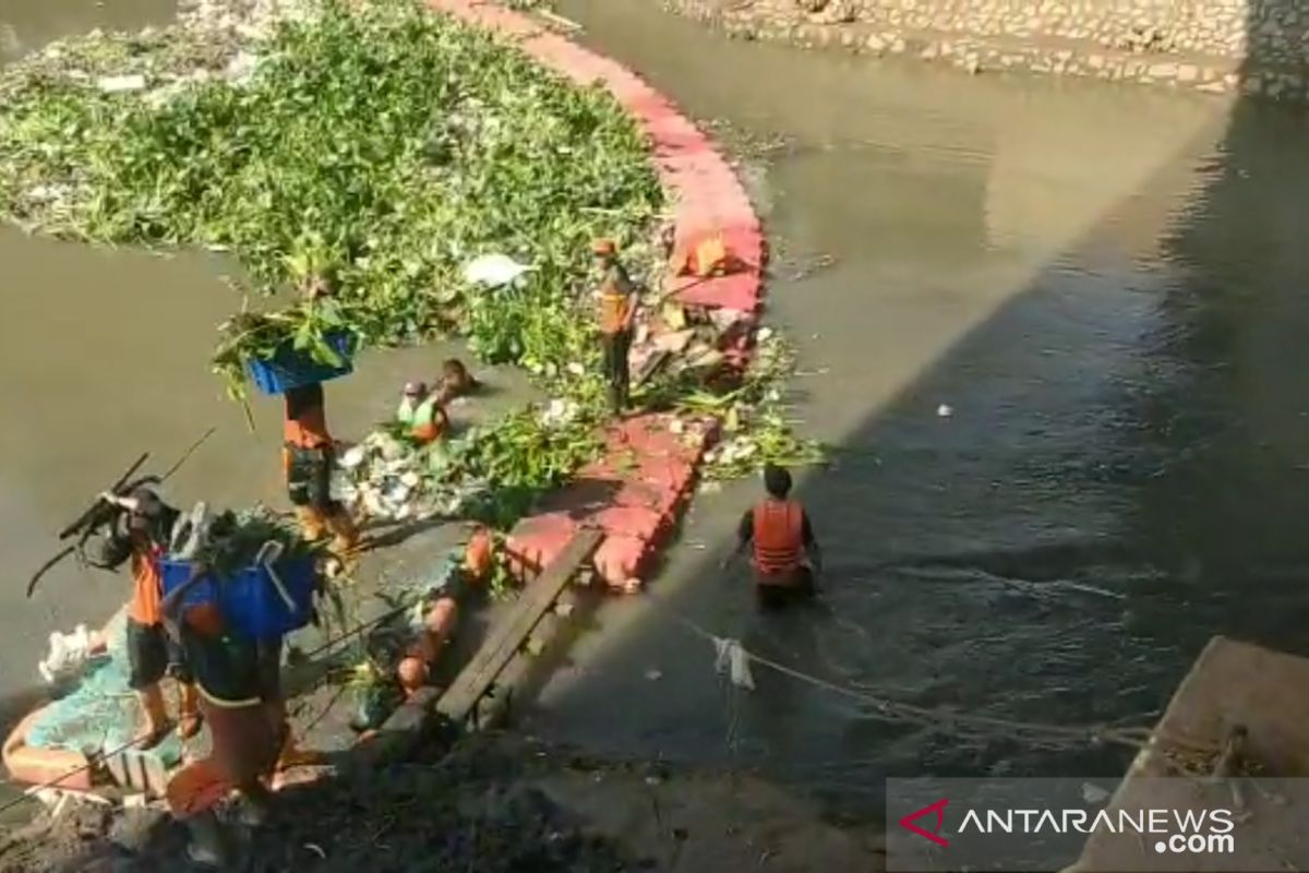 Dinas: Sampah di 361 saluran air Jaktim normal usai hujan lokal