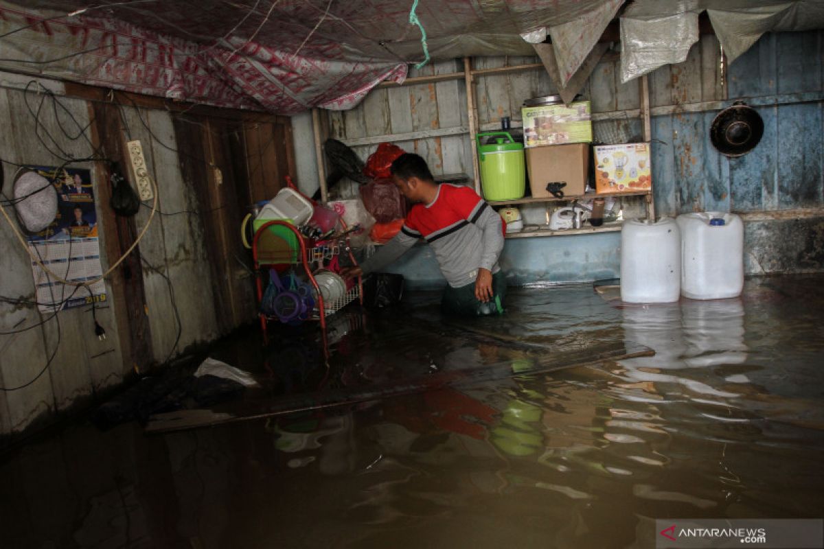 Banjir dan longsor di Riau, dua warga tewas tertimbun, empat meninggal akibat banjir