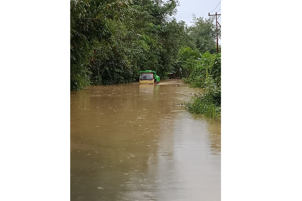 Ruas jalan Putussibau-Pontianak terputus akibat banjir