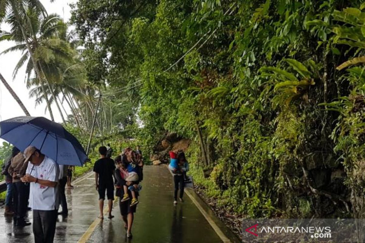 Jalan penghubung Kota Gunungsitoli - Nias Selatan tertimbun longsor