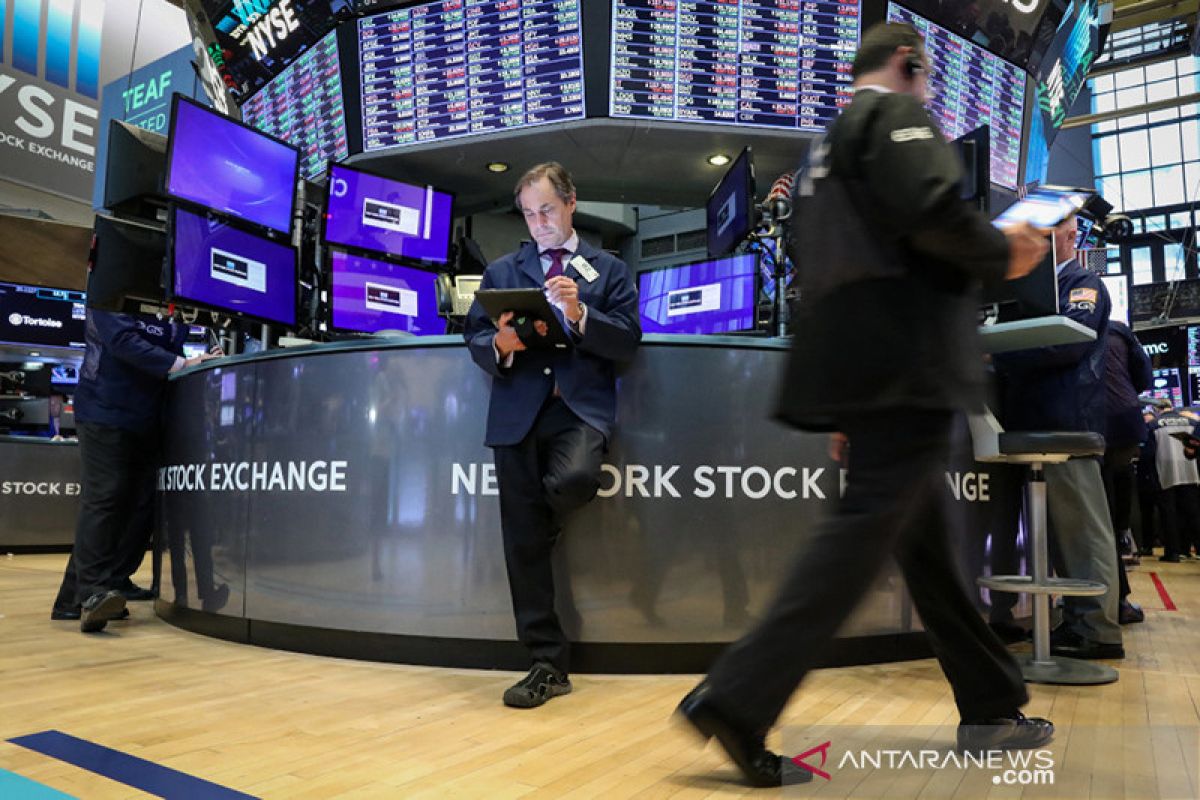 Wall Street tumbang akibat kekhawatiran dampak ekonomi dari corona