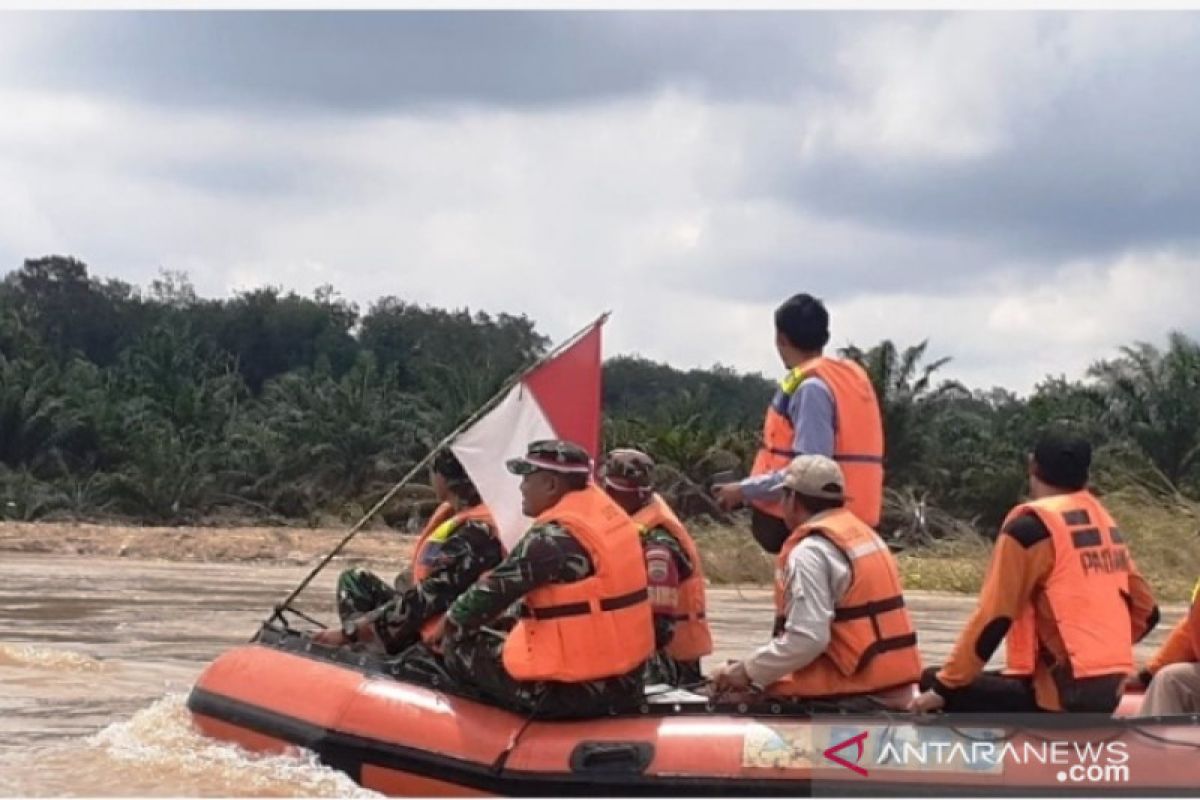 Peduli lingkungan, TNI sisir Sungai Batanghari dan tanam pohon
