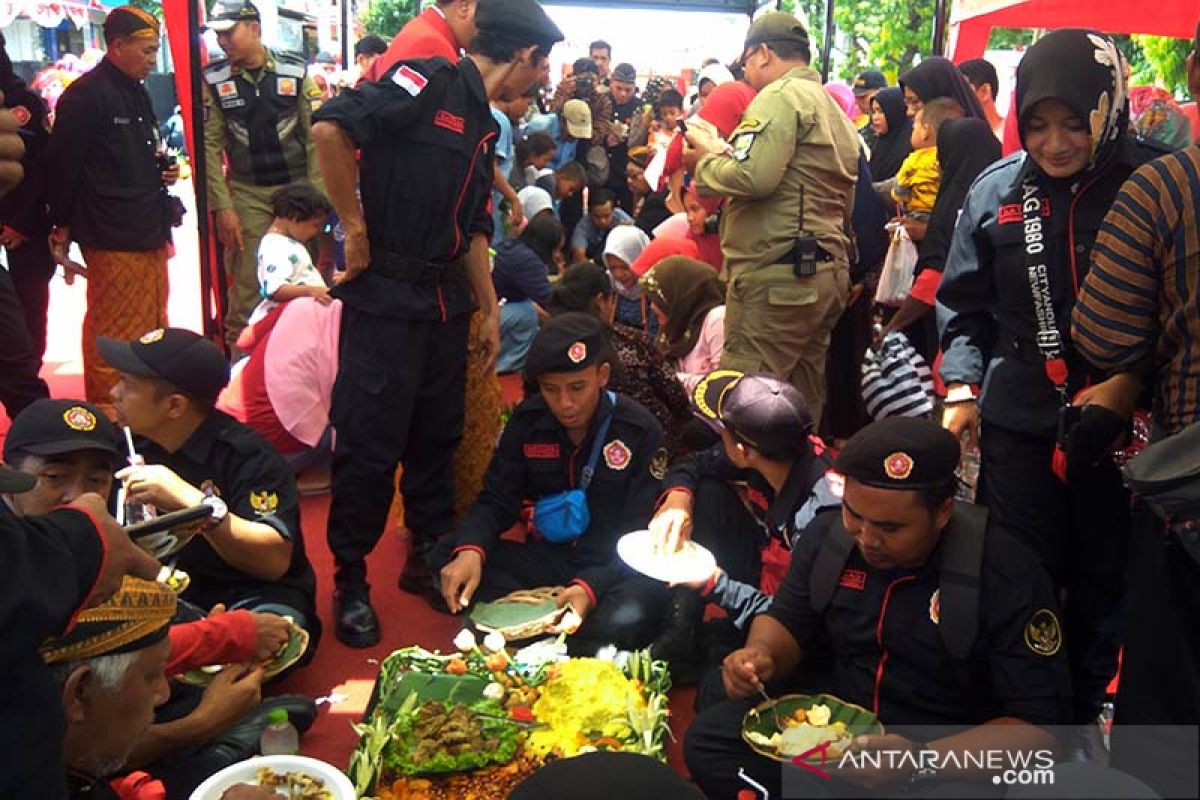 Ribuan warga berebut 189 tumpeng Hari Jadi Purbalingga