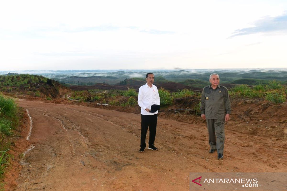 Jokowi observes road construction at Indonesia-Malaysia border