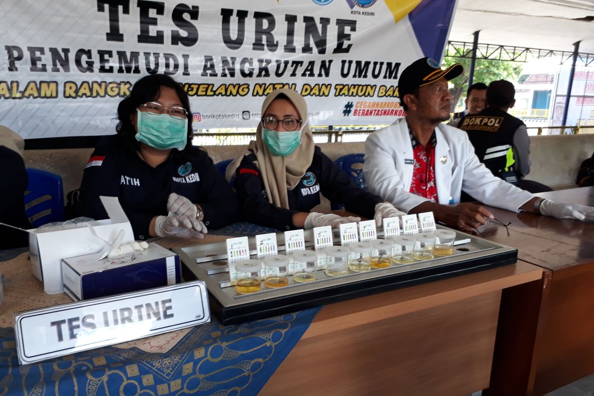 Sopir angkutan umum di Kediri jalani tes urine