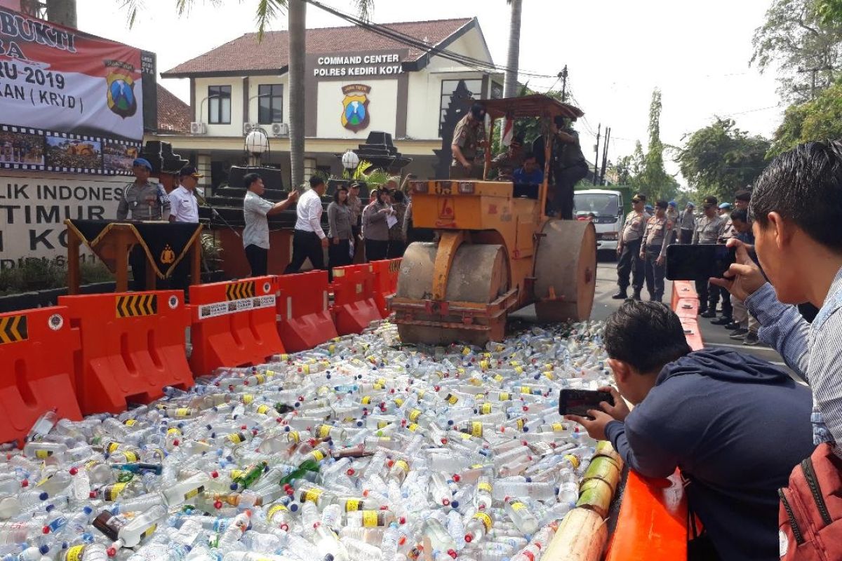 Polres Kota Kediri musnahkan ribuan botol minuman keras