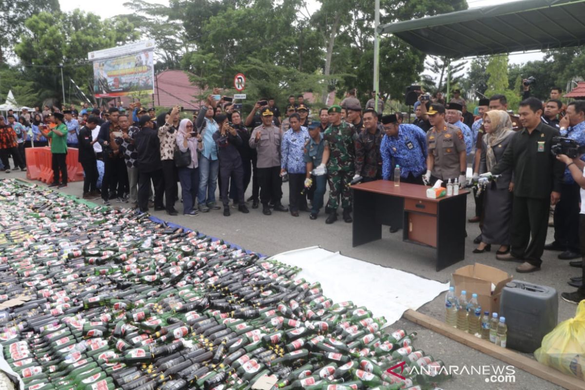 Polres Kutai Timur musnahkan ribuan botol miras