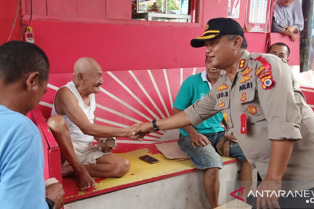 Kapolresta Pulau Ambon bagikan makanan gratis peringati HKSN 2019