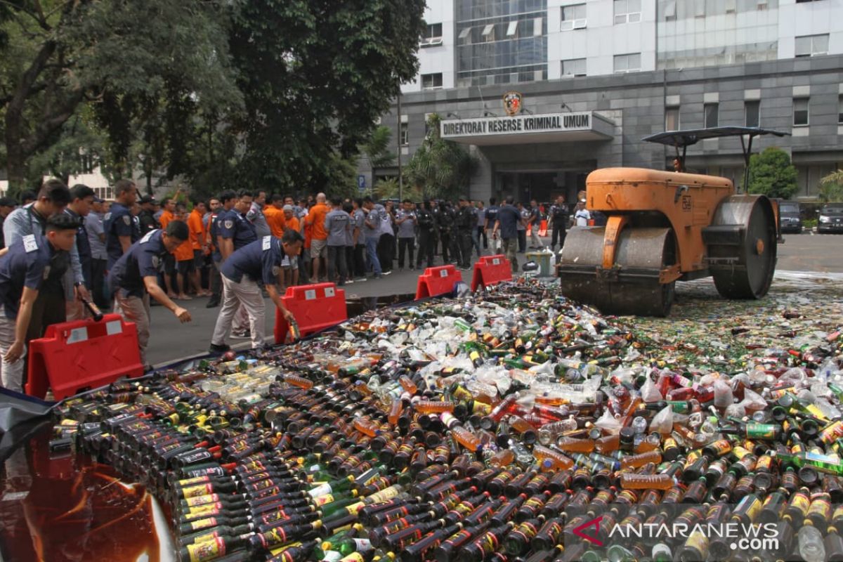 Polda Metro Jaya musnahkan 42.055 botol minuman keras dan 62 kg sabu