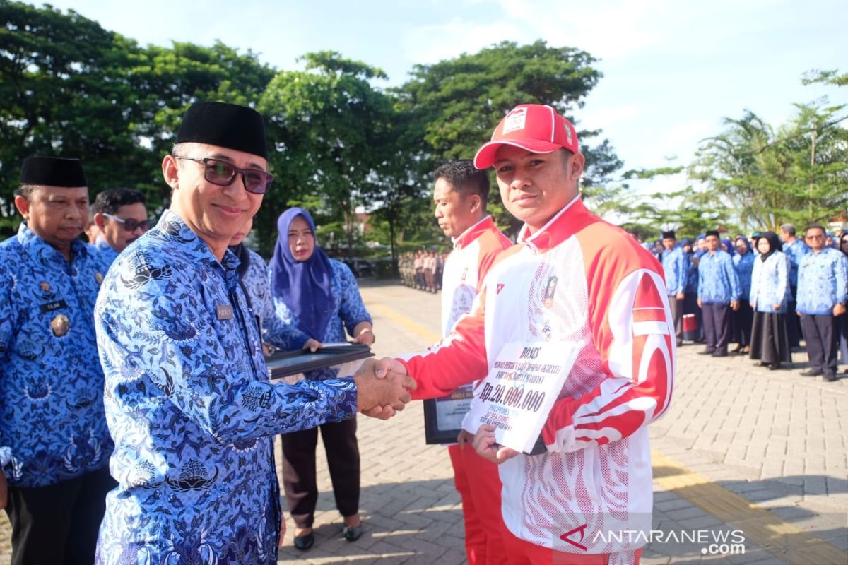 Gowa serahkan bonus pada atlet berprestasi Sea Games