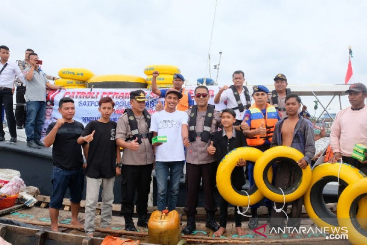 Kemenhub bagikan 150 life buoys untuk nelayan di Pelabuhan Juwana