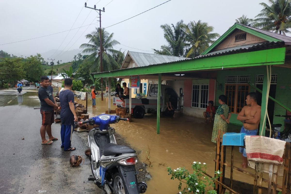 Evakuasi korban banjir, Pemkab Gorontalo Utara kerahkan personel