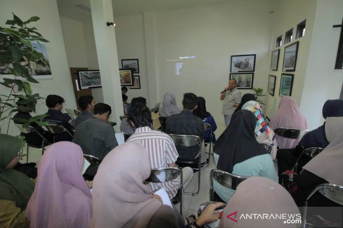 Puluhan mahasiswa dibekali ilmu jurnalistik