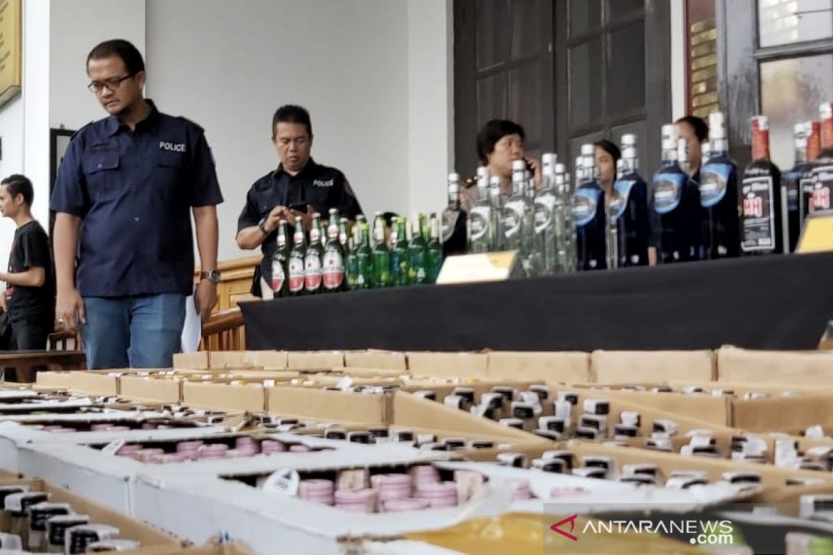 Polisi sita ribuan minuman keras ilegal dari sebuah gudang di Bandung