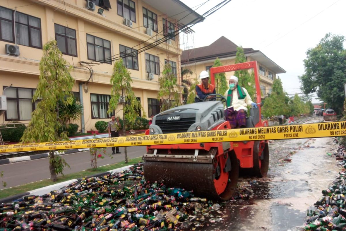 Polda Banten musnahkan 33.168 botol miras hasil Ops Sikat Kalimaya 2019