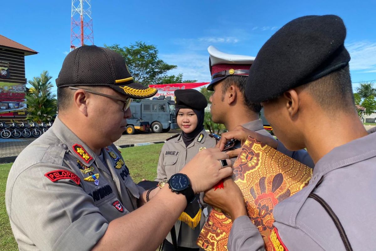 Polsek Singkawang Selatan ajak pengendara istirahat di pos pengamanan Bundaran Sakok