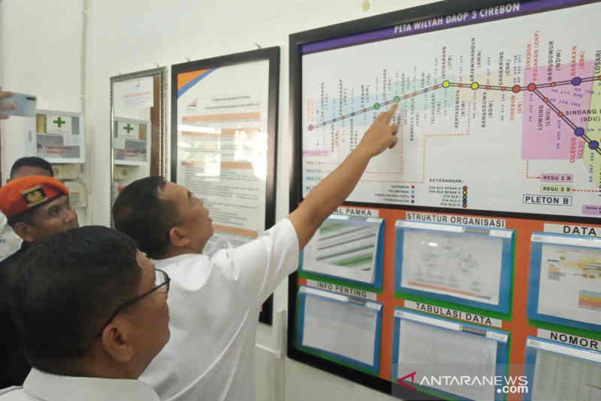 Waspada, 7 menit sekali kereta melintas di Cirebon selama liburan