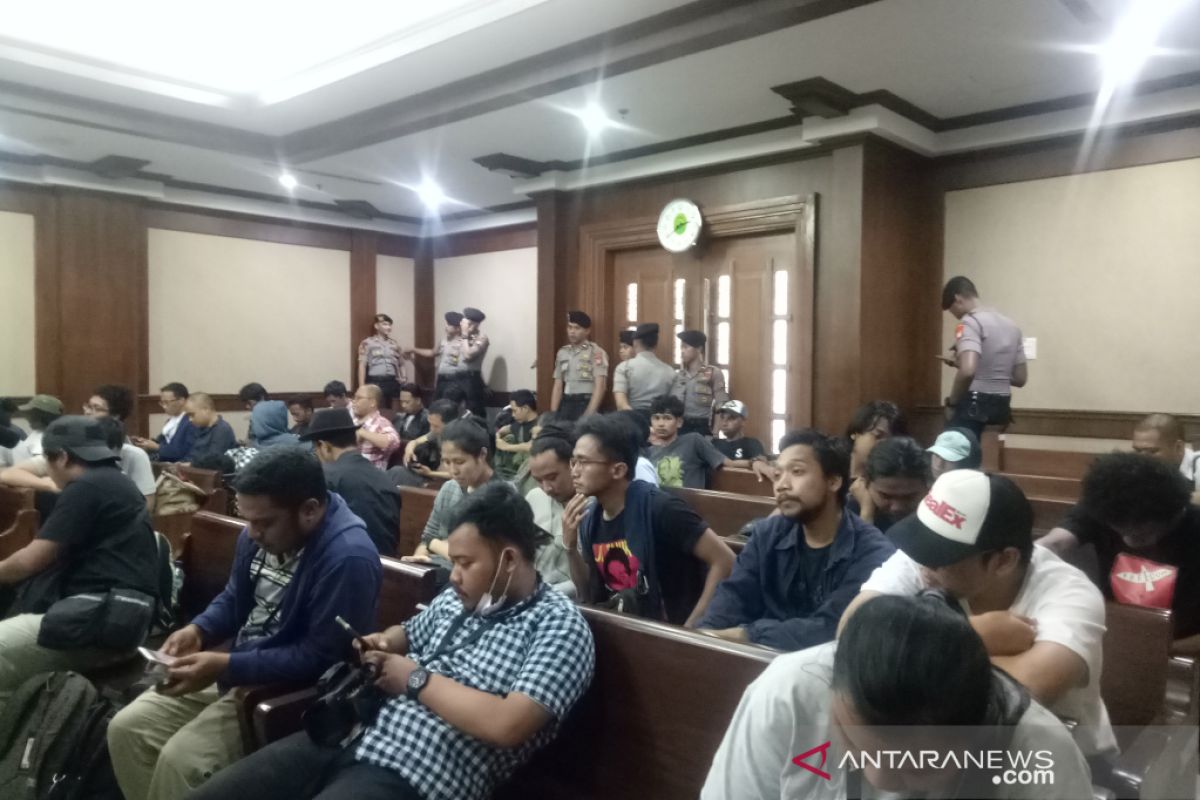 Sidang dakwaan aktivis  Surya Anta CS digelar dengan pengawalan ketat