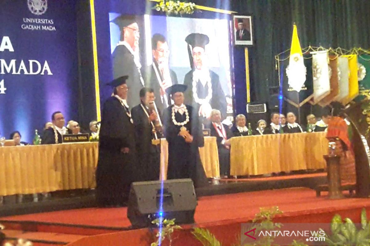 Jusuf Kalla menerima Hamengku Buwono IX Award